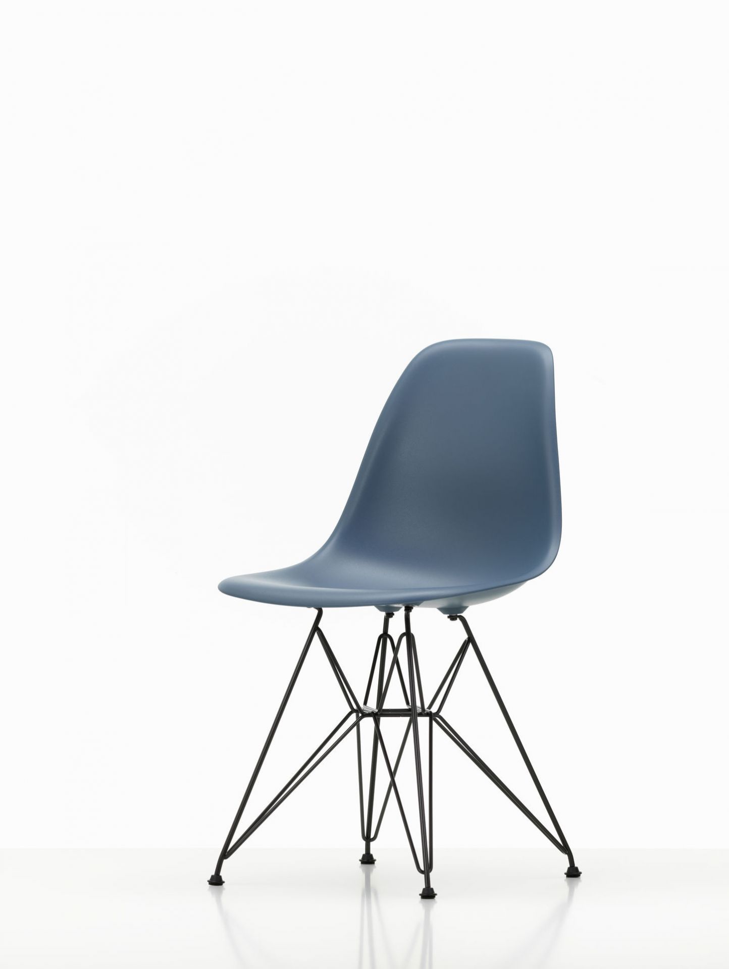Eames Plastic Side Chair DSR in Eisgrau mit schwarzem Eiffel-Gestell, moderner Designklassiker von Vitra.