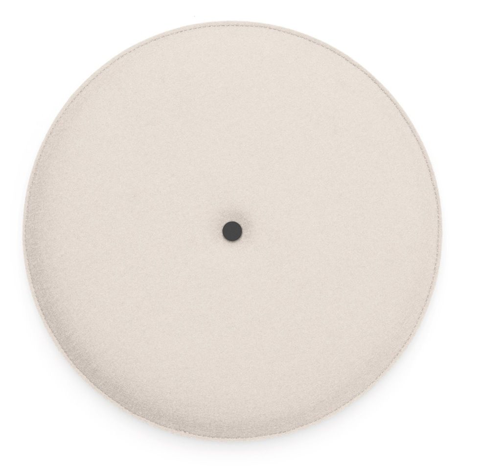 Beige, runder HEY-SIGN Akustik Spot Wandabsorber aus Filz mit Knopf in der Mitte.