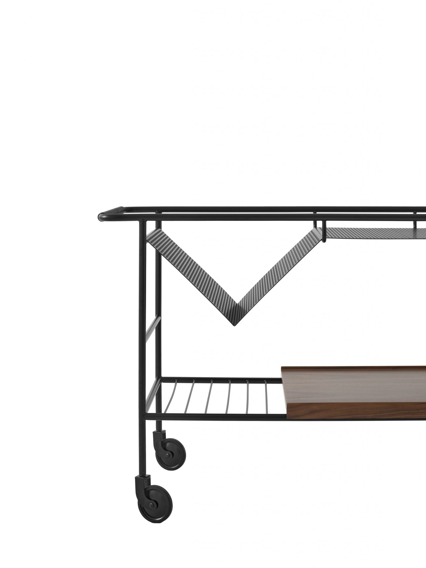 Detailaufnahme des AndTradition Alima NDS1 Rollwagens mit schwarzem Metallgestell und Holzablage, ideal als Servierwagen.