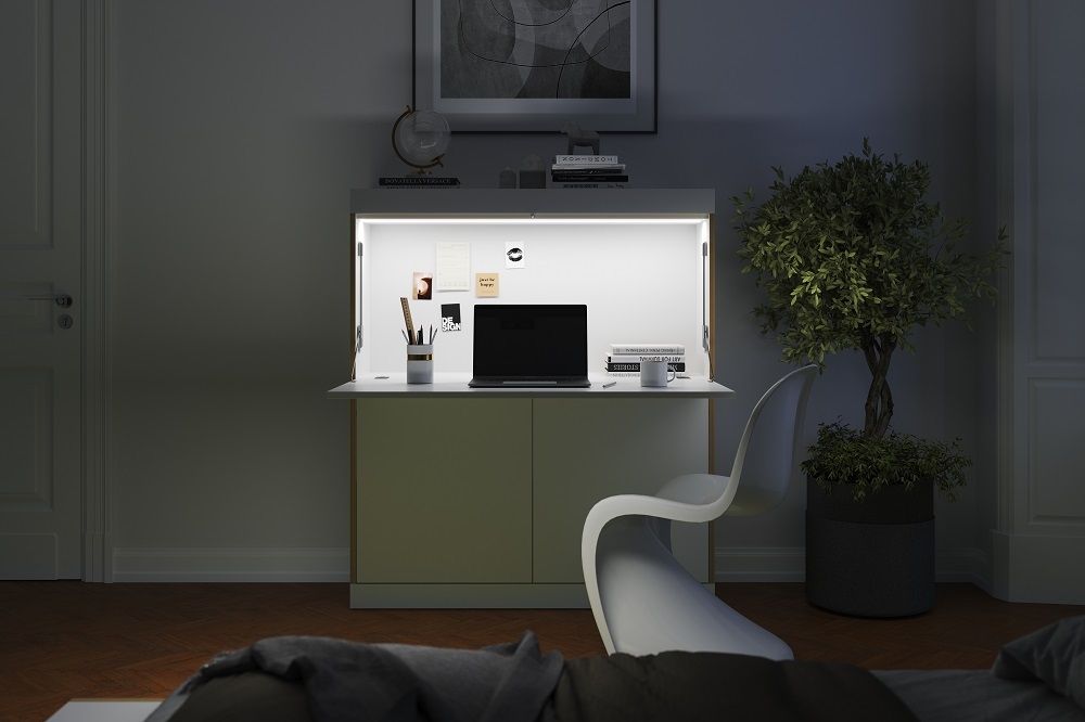 FLAI Home-Office Sekretär von Müller Möbelwerkstätten, minimalistischer Arbeitsplatz mit Laptop, Stuhl und Zimmerpflanze im Schlafzimmer.