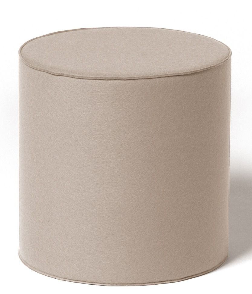 Beiger, runder Sitzhocker aus Filz, ideal als Fußhocker oder Beistelltisch im Wohnzimmer.