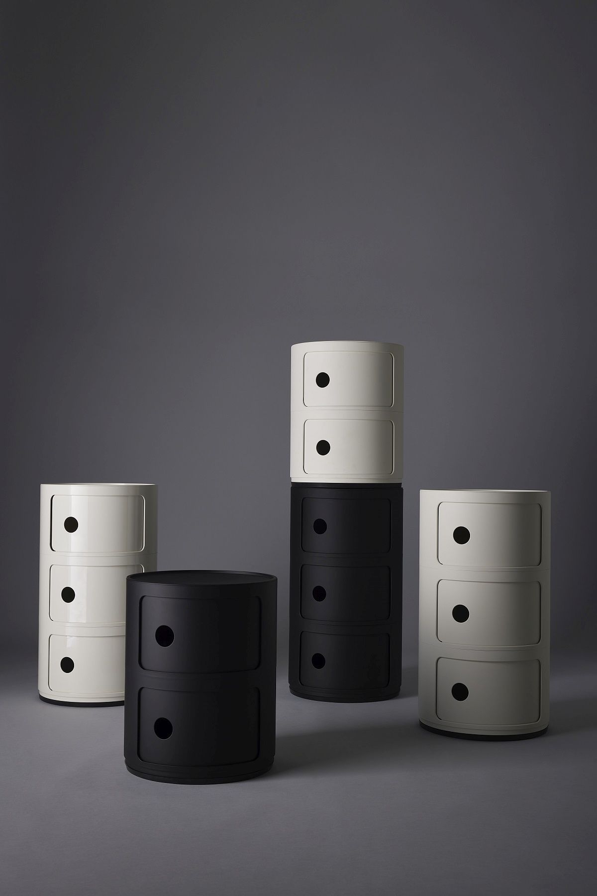 Componibili 2er Element Container von Kartell in Schwarz und Weiß, modulare Aufbewahrungslösung für modernes Wohnen.