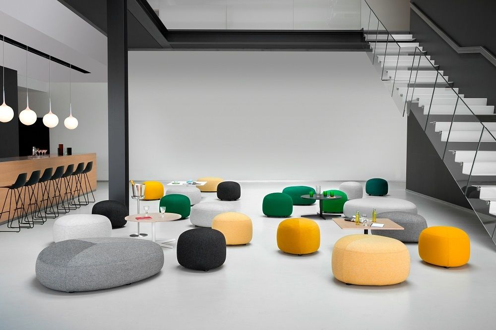 Raum mit vielen farbigen Kipu Sitzkissen / Hocker, moderne Bürogestaltung mit flexiblen Sitzmöbeln.