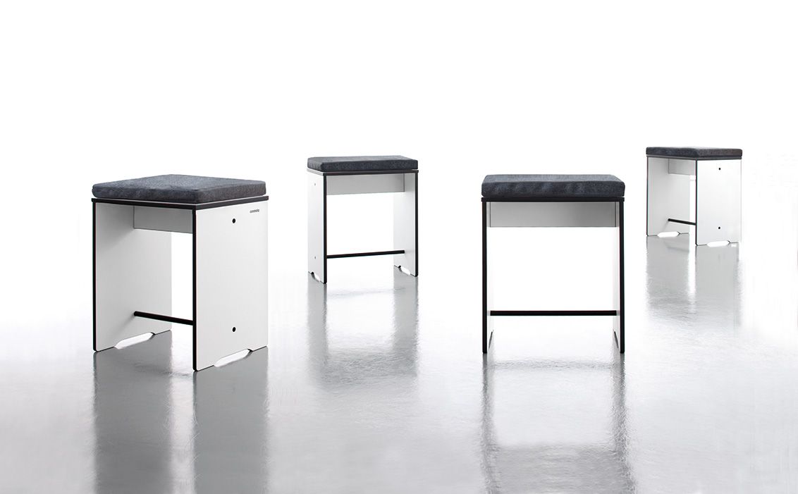 Riva Hocker von Conmoto in Taupe: Moderner Beistelltisch oder Sitzhocker mit minimalistischem Design.