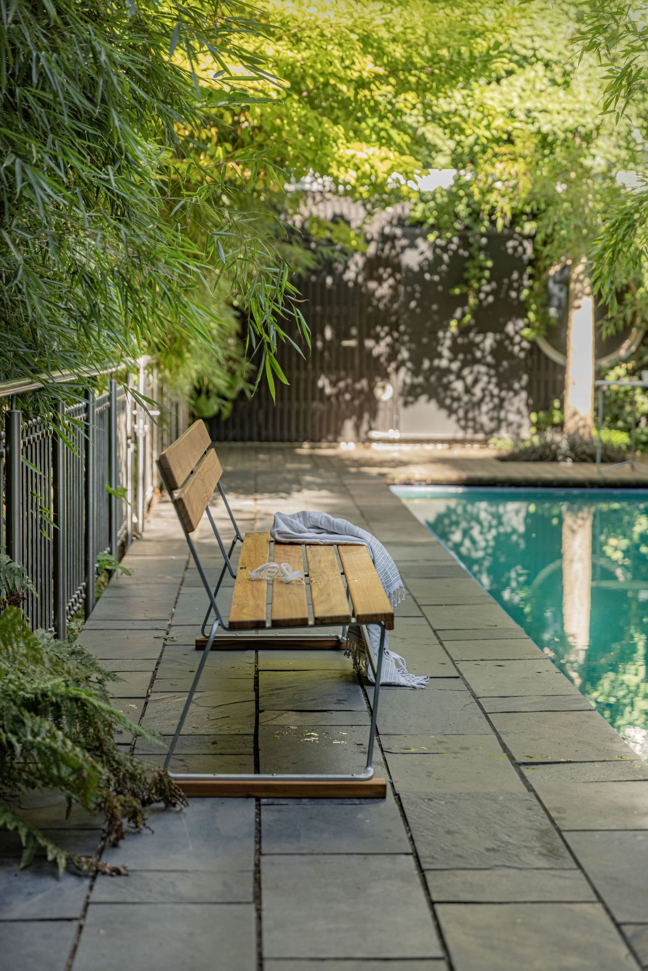 Gartenbank: Grythyttan Stalmöbler Sofa 5 Bank mit Rückenlehne aus Eiche am Pool.