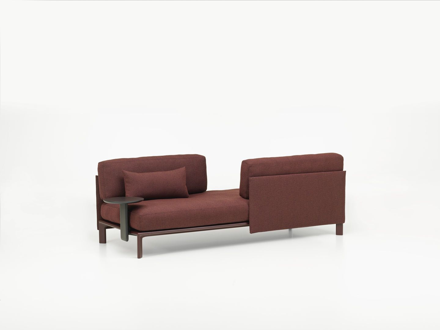 Vitra Anagram Panel 90 cm Sofa in Bordeauxrot mit kleinem Beistelltisch und Kissen.