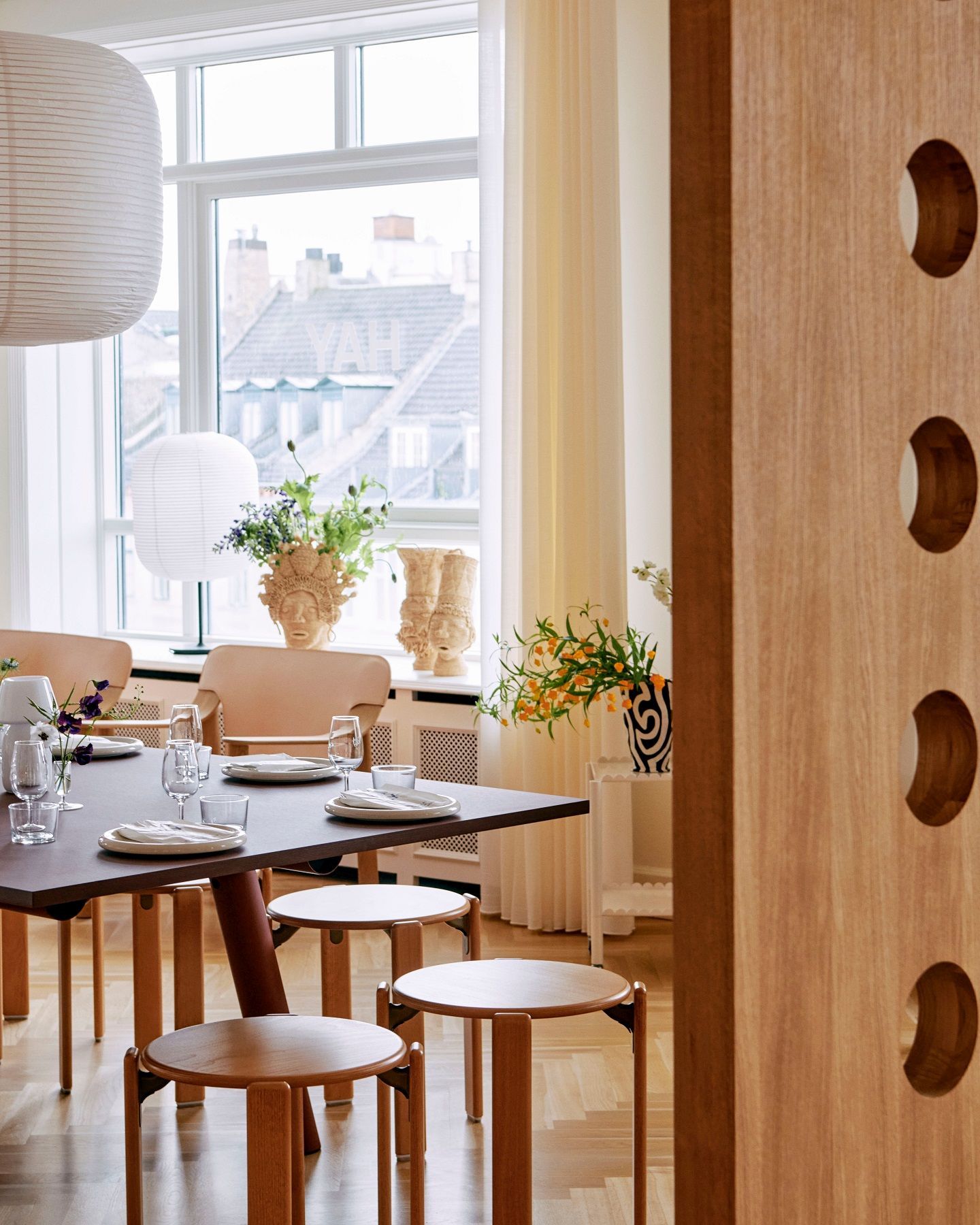 Esstisch mit Gedeck und mehreren Rey Stool Hockern von Hay in einem hellen Esszimmer.