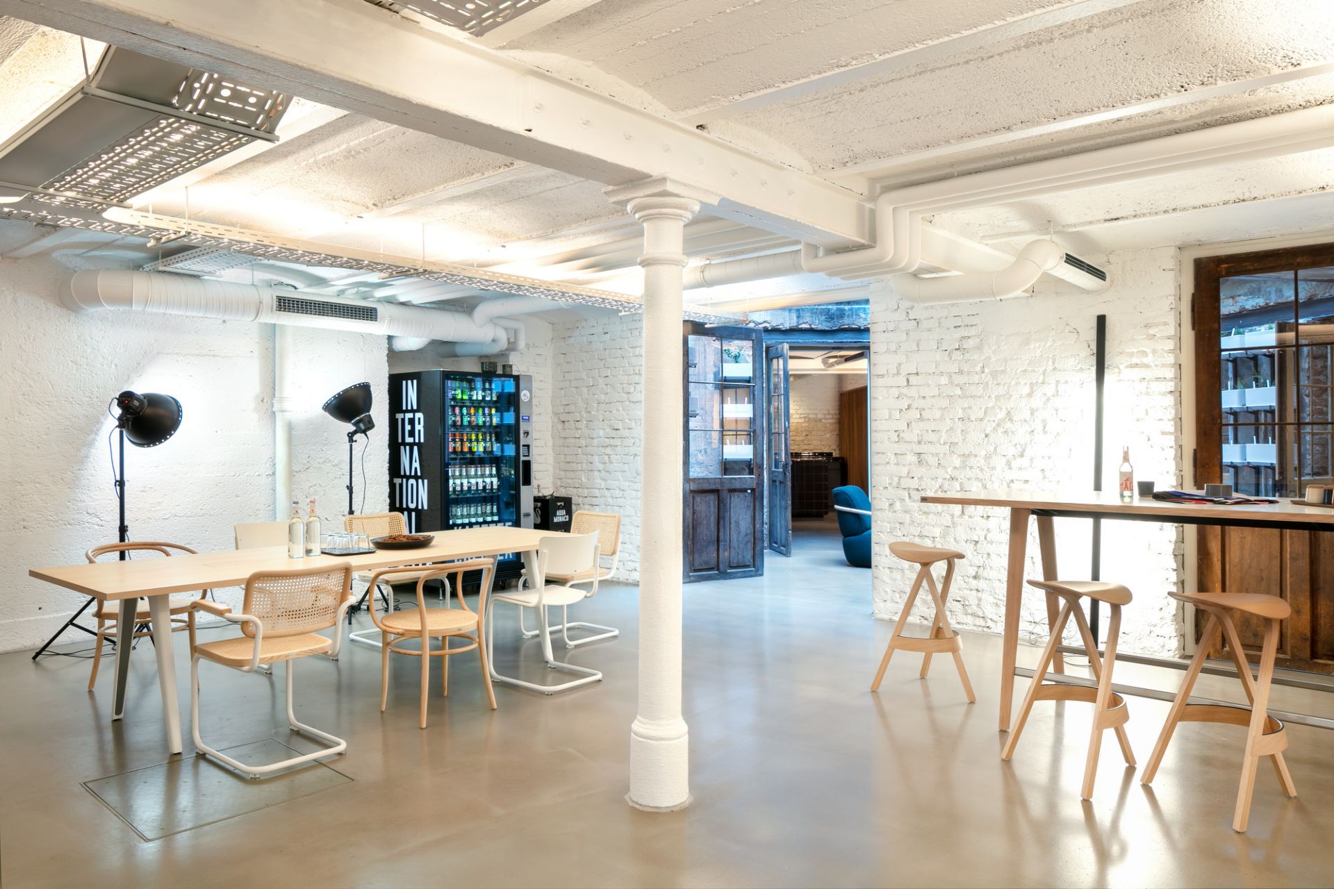 Heller Raum mit Thonet 1500 Tisch, Stühlen und Barhockern, ideal für moderne Büros und Konferenzräume.