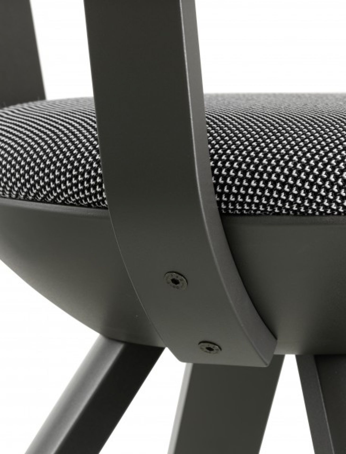 Detailaufnahme vom Artek Rival Bürostuhl KG002 mit grauem Gestell und gemustertem Sitzbezug.