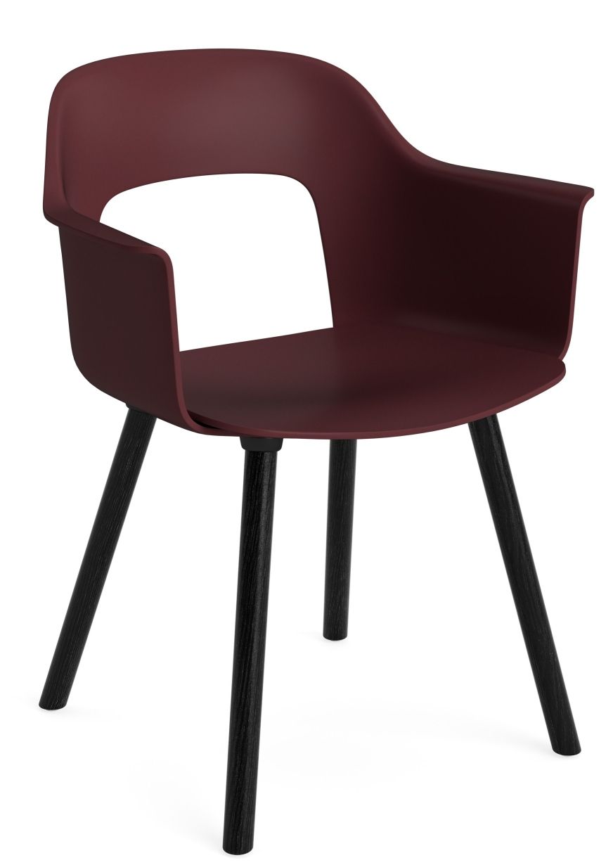 Layout Armchair von Hay, moderner Armlehnstuhl in Bordeauxrot mit schwarzen Holzbeinen, ideal für Esszimmer und Wohnbereich.