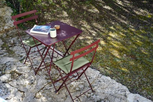 Fermob Bistro+ Gartentisch mit zwei Stühlen in Pflaume, ideal für den kleinen Balkon oder Terrasse.