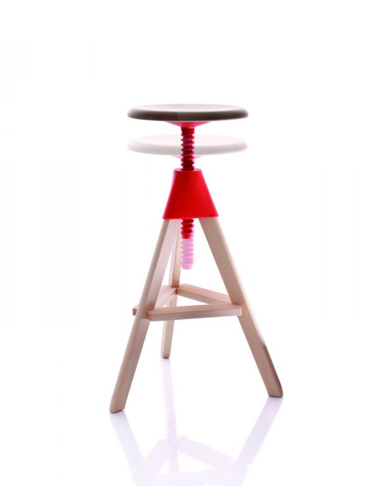 Magis Tom Barhocker aus Holz und rotem Kunststoff, höhenverstellbarer Hocker für Küche oder Bar.