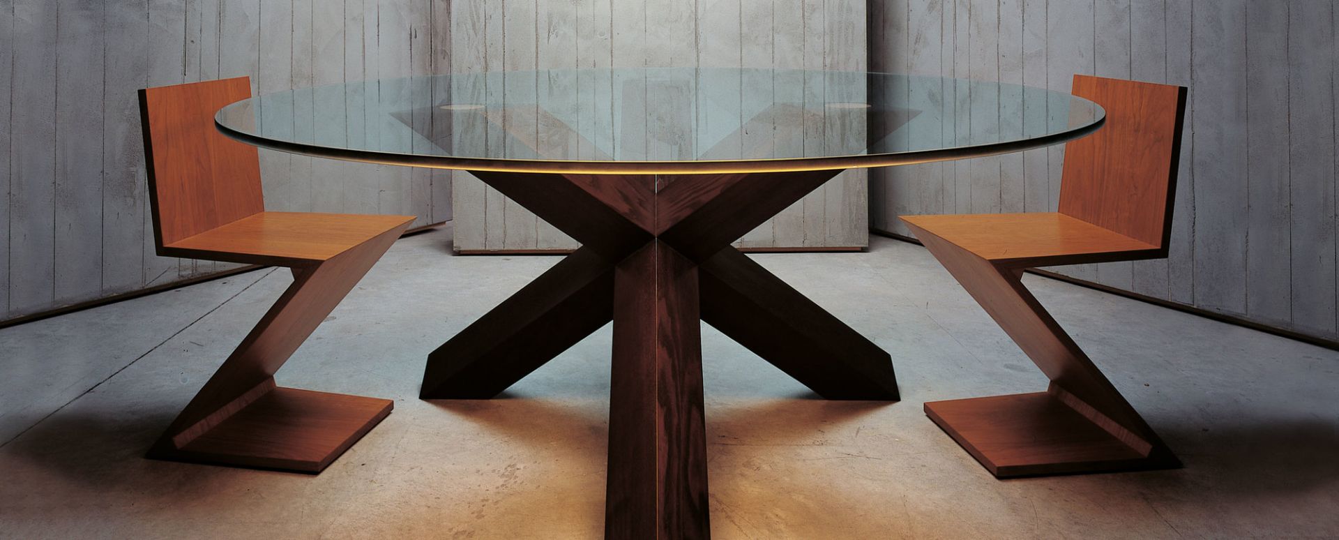 Zig-Zag Stuhl von Cassina aus Holz neben einem runden Esstisch mit Glasplatte.