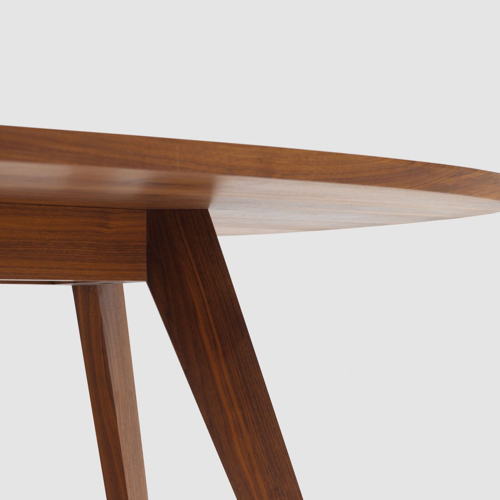 Detailansicht des CENA Tisches: Hyperelliptische Tischplatte und Holzbeine im Zeitraum Design.