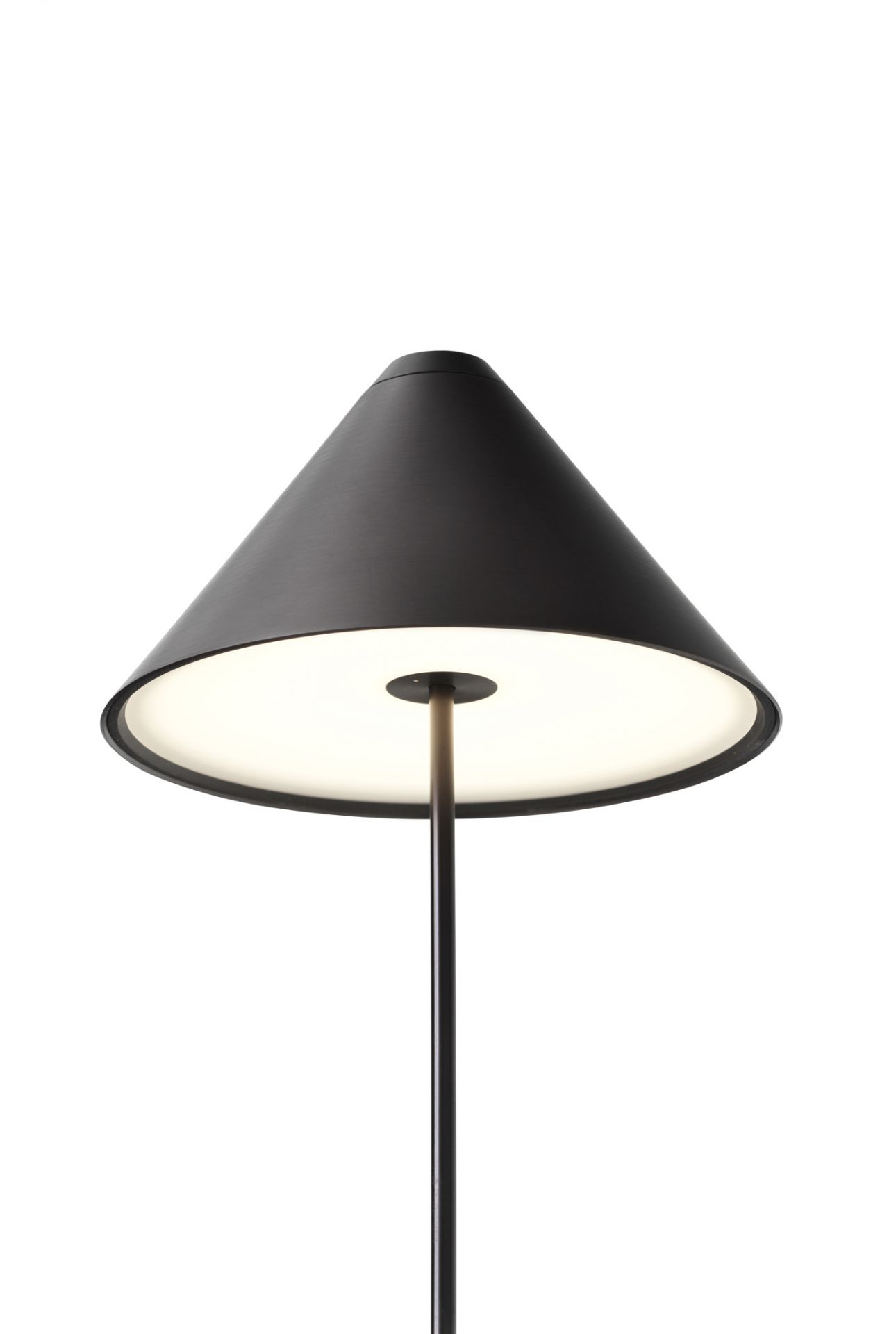 Schwarze Brolly Akkuleuchte von New Works, eine moderne und tragbare Tischleuchte für Innenräume.