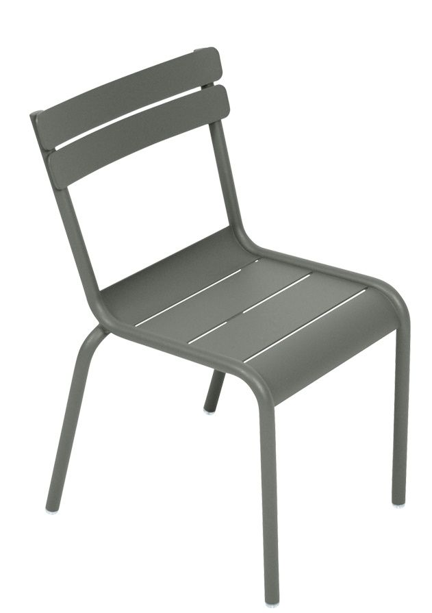 Grauer Luxembourg Kinderstuhl von Fermob für den Außenbereich, aus Metall mit Lattenmuster.