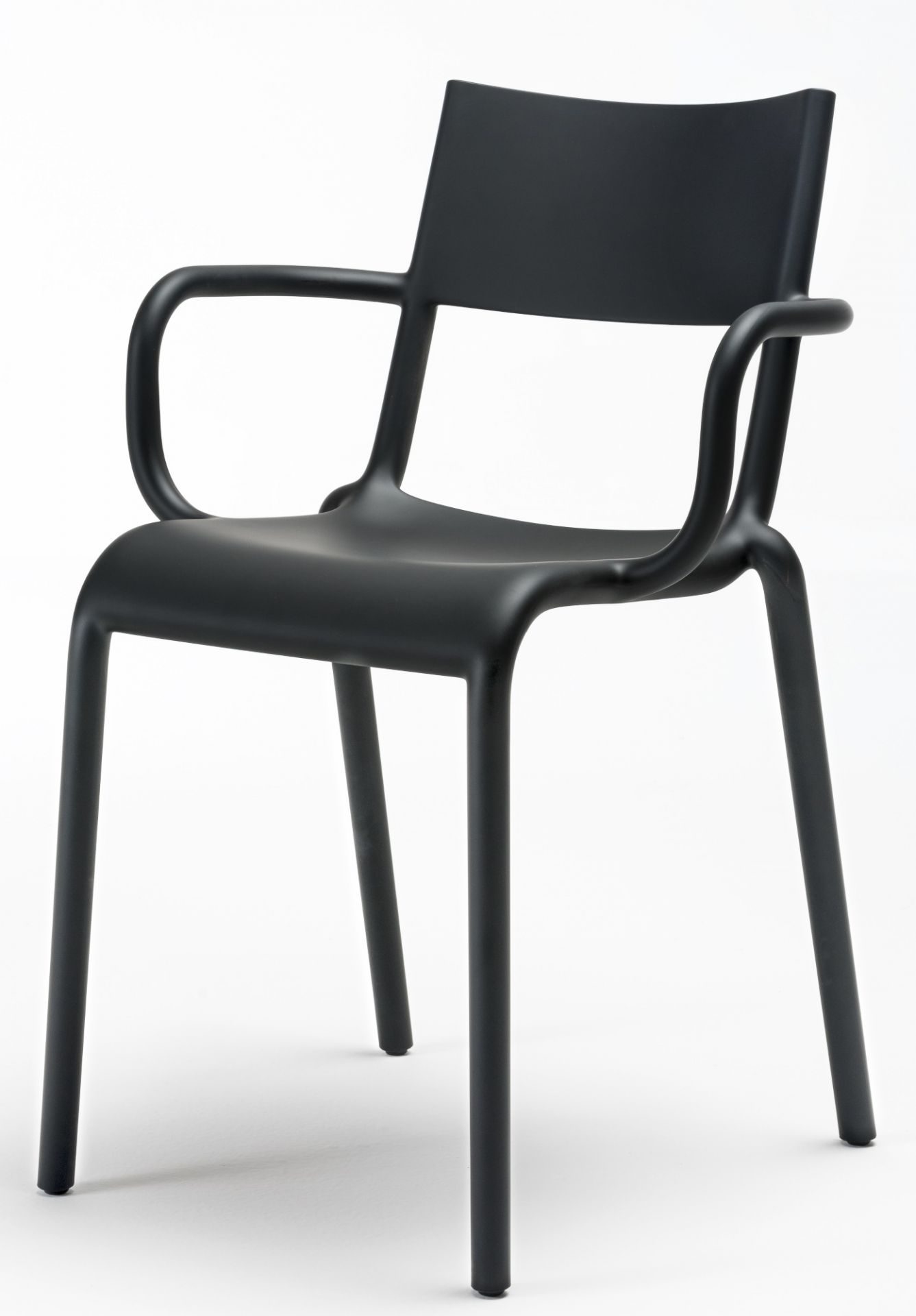Schwarzer Stuhl im Kartell-Stil mit Armlehnen, Teil eines 2er-Sets. Moderner Designstuhl für Esszimmer und Wohnbereich.