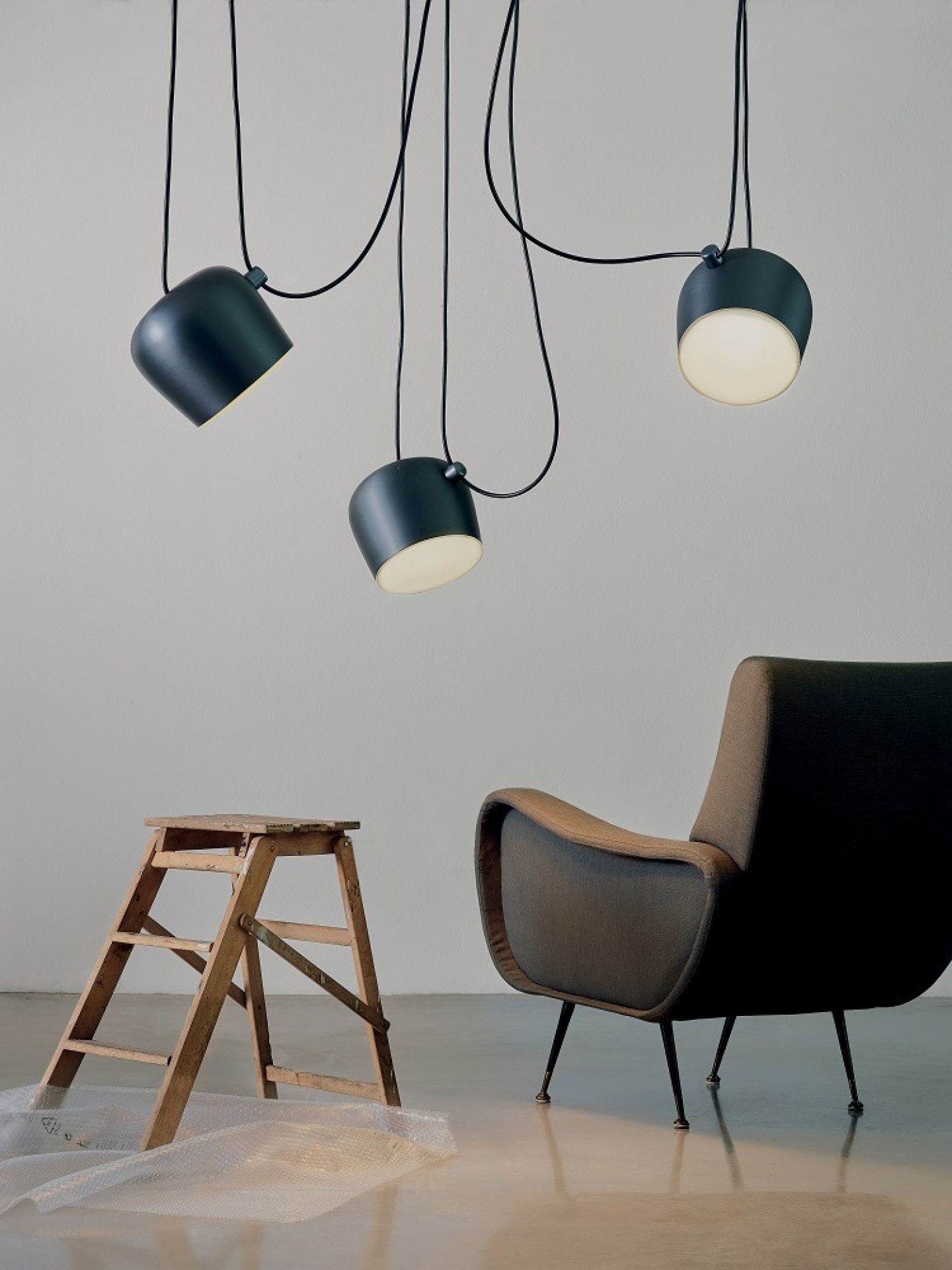Aim Pendelleuchte 3er Set, silber eloxiert, von Flos. Moderne Hängelampe für Wohnraumbeleuchtung.