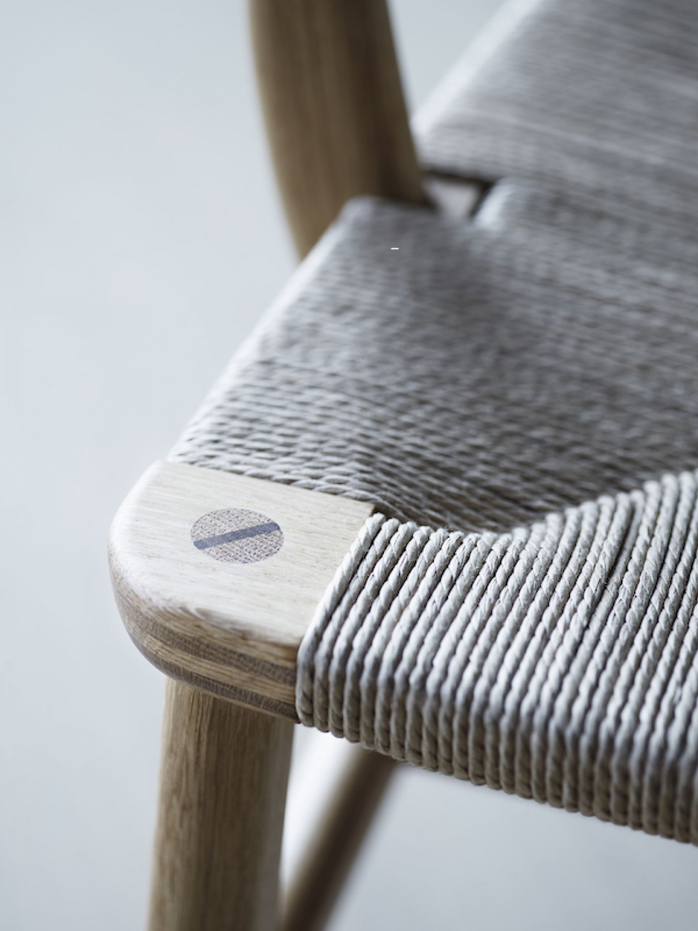 Detailaufnahme: CH22 Lounge Sessel von Carl Hansen & Søn, Eiche geölt, Kordelgeflecht.