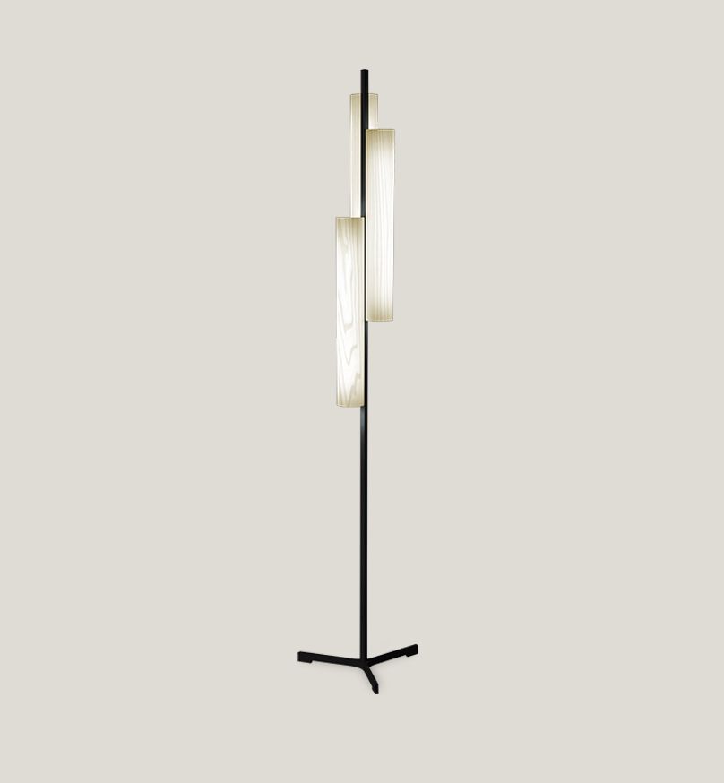 Black Note Triplet Stehleuchte von LZF Lamps: Moderne LED-Stehlampe mit elfenbeinweißen Schirmen.