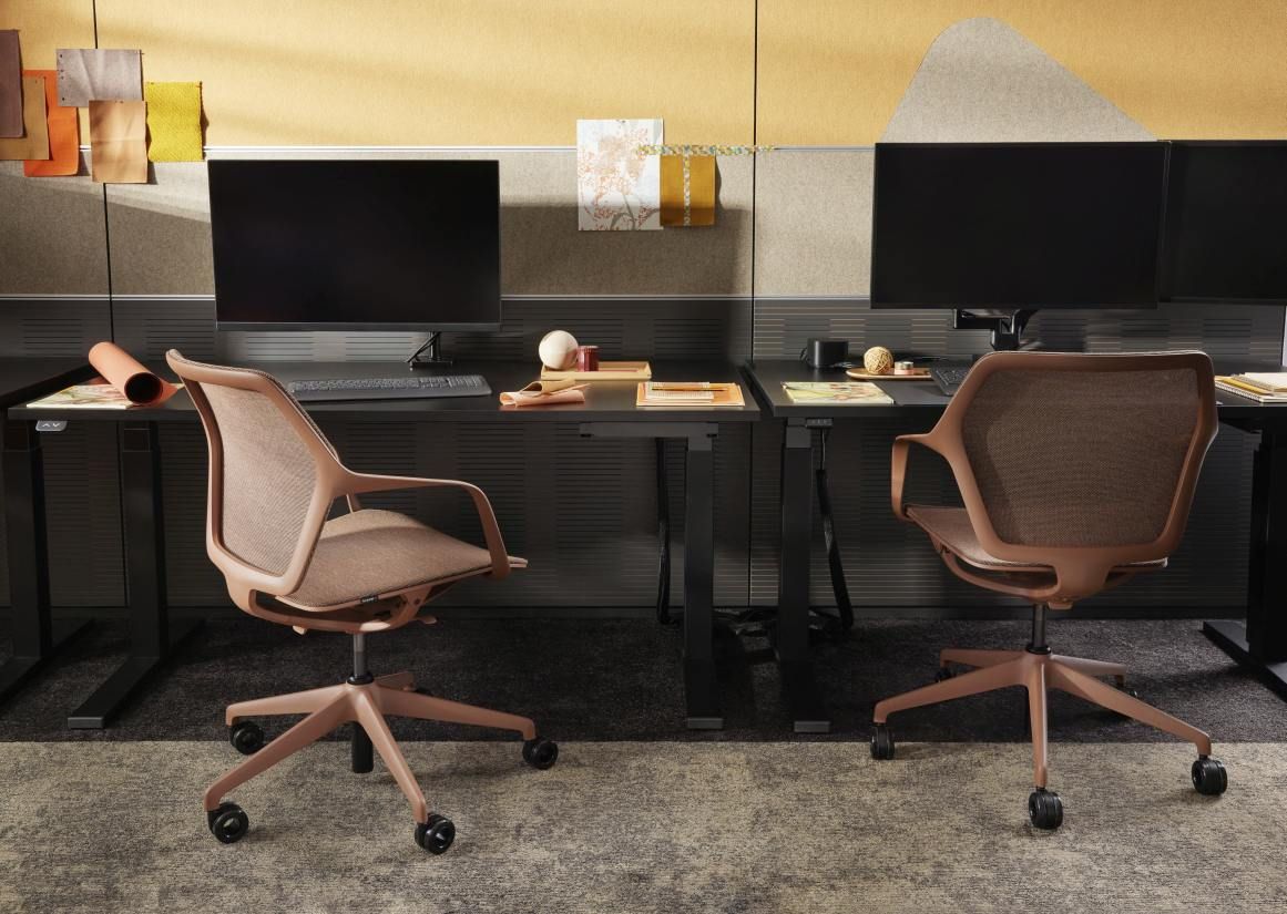 Ray Work 9220 Bürodrehstuhl von Brunner, ergonomischer Arbeitsstuhl mit Armlehnen und Rollen vor Schreibtischen.