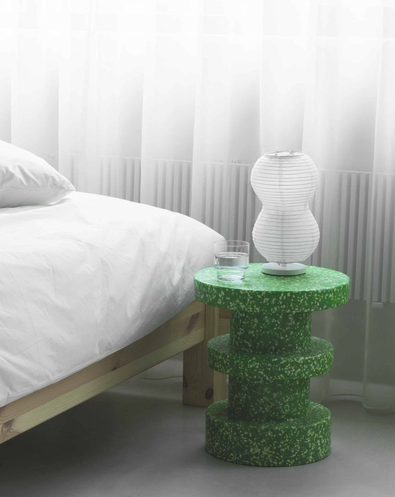 Normann Copenhagen Bit Stool Stack Hocker in Grün als Nachttisch mit Lampe und Wasserglas.