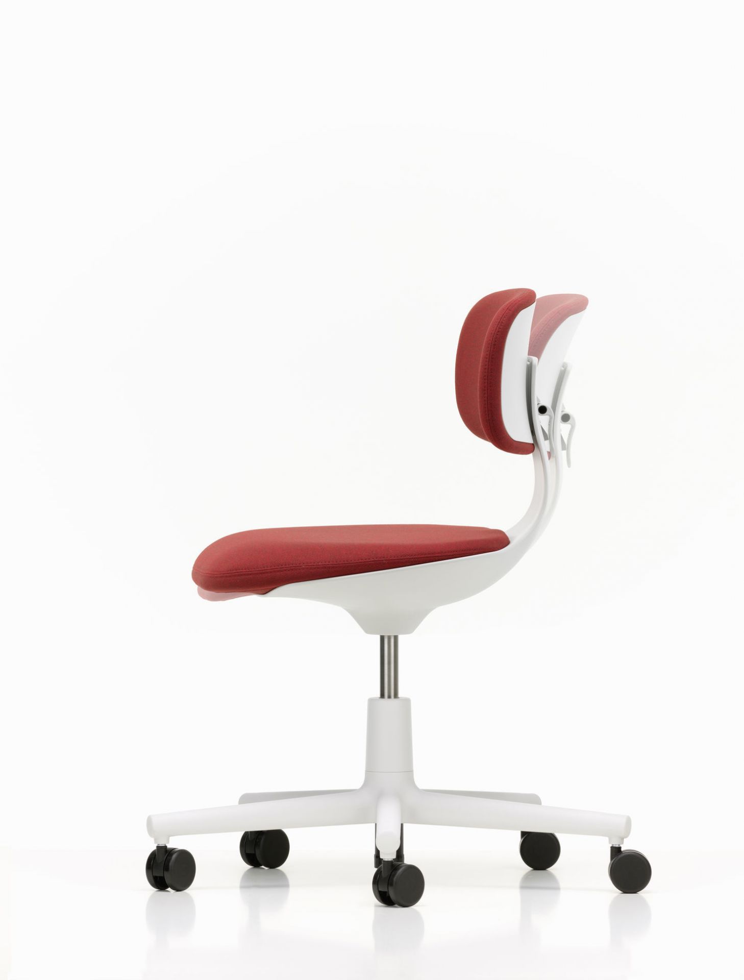 Rookie Bürodrehstuhl von Vitra mit rotem Sitzbezug und weißem Gestell, Seitenansicht.
