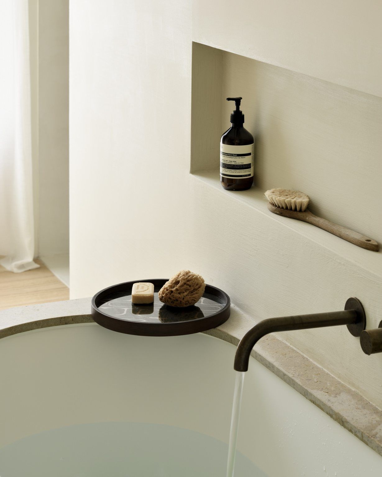 Second Nature Valet Trays Tablett von Ethnicraft im Badezimmer mit Seife und Schwamm auf der Badewanne.