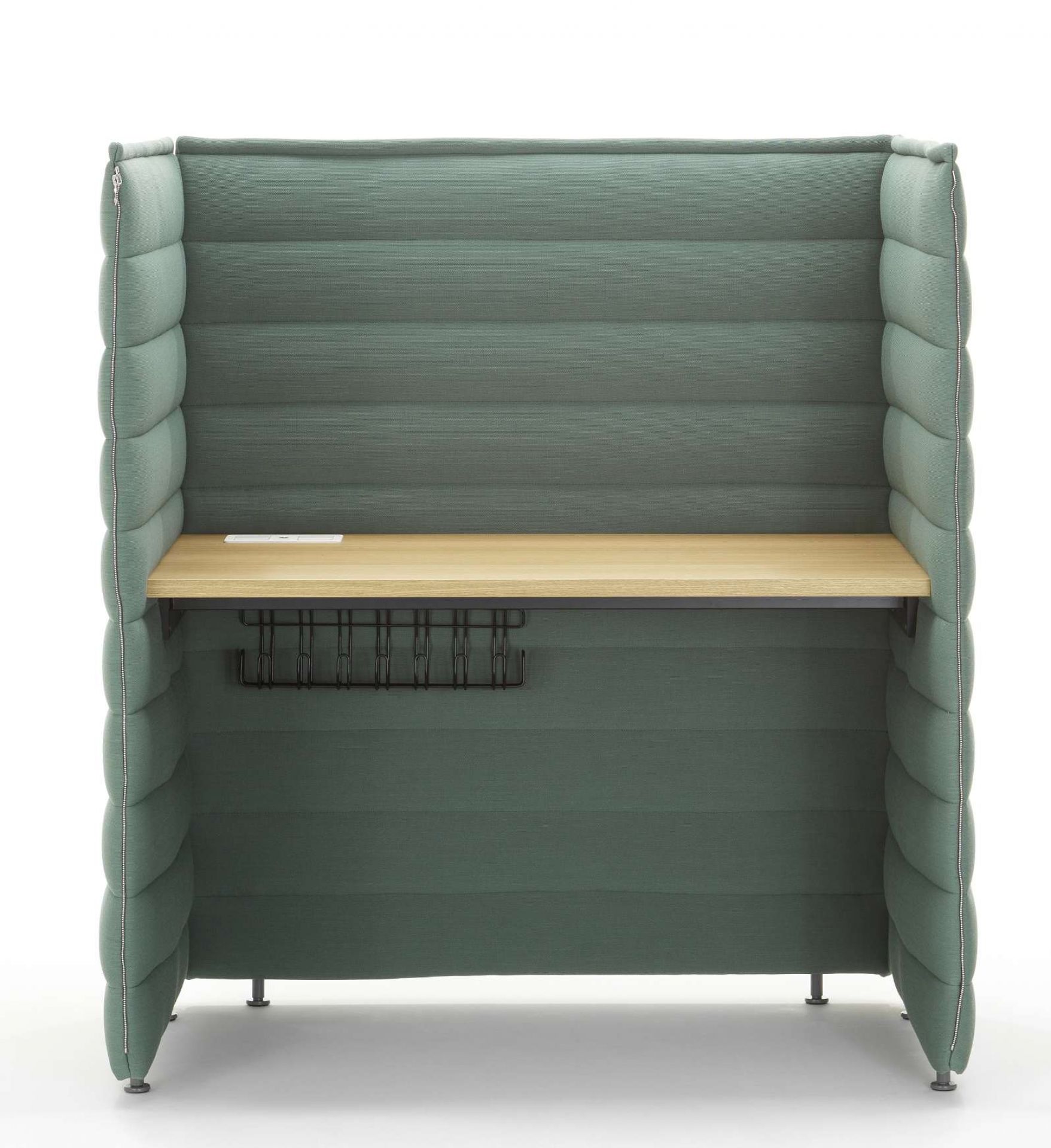 Vitra Alcove Plus Desk Medium: Grüner, gepolsterter Schreibtisch mit Holzplatte und Kabelmanagement für Büro und Homeoffice.