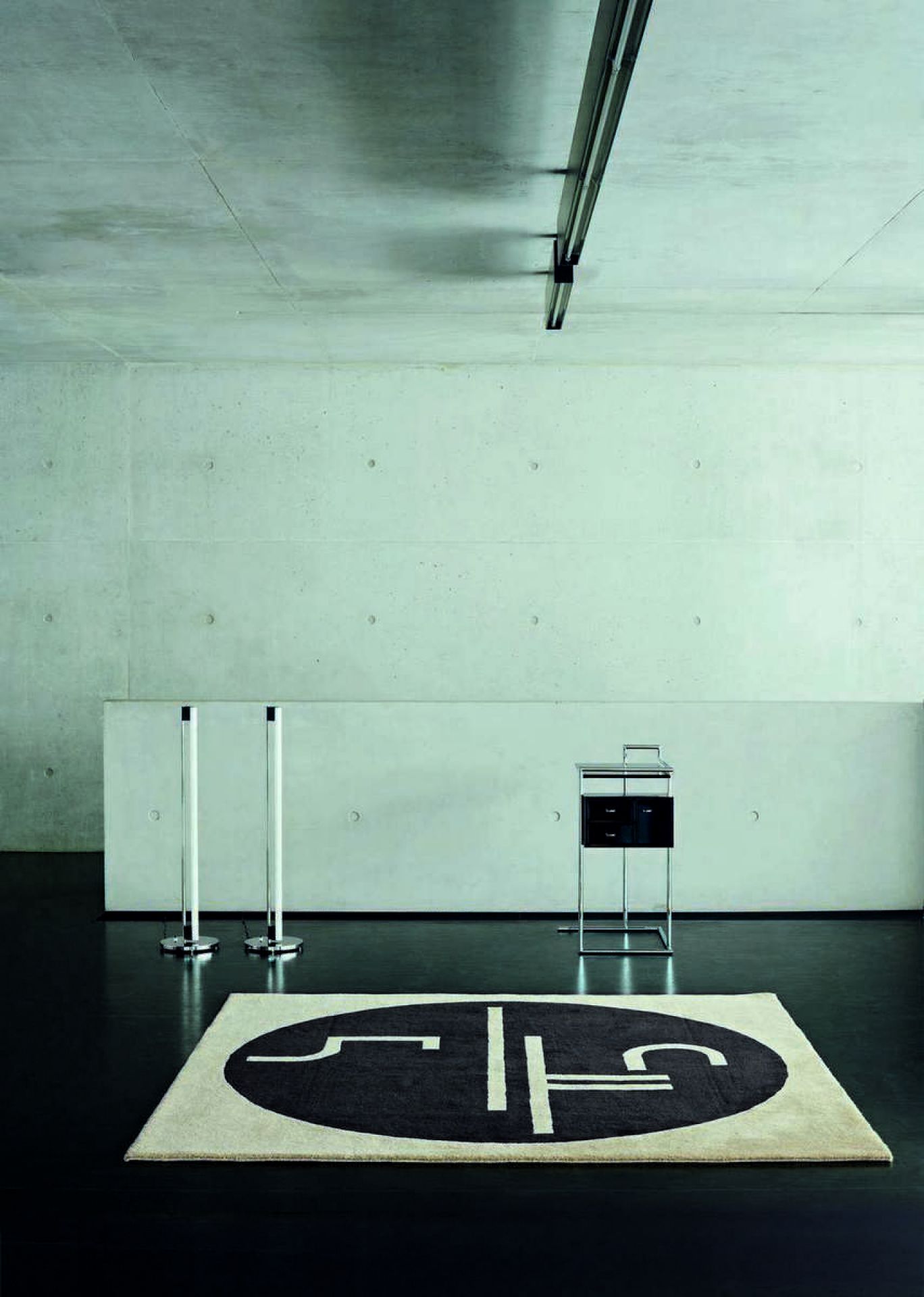 ClassiCon Tube Light Stehleuchte im minimalistischen Raum mit Teppich und Sideboard. Moderne Innenarchitektur.