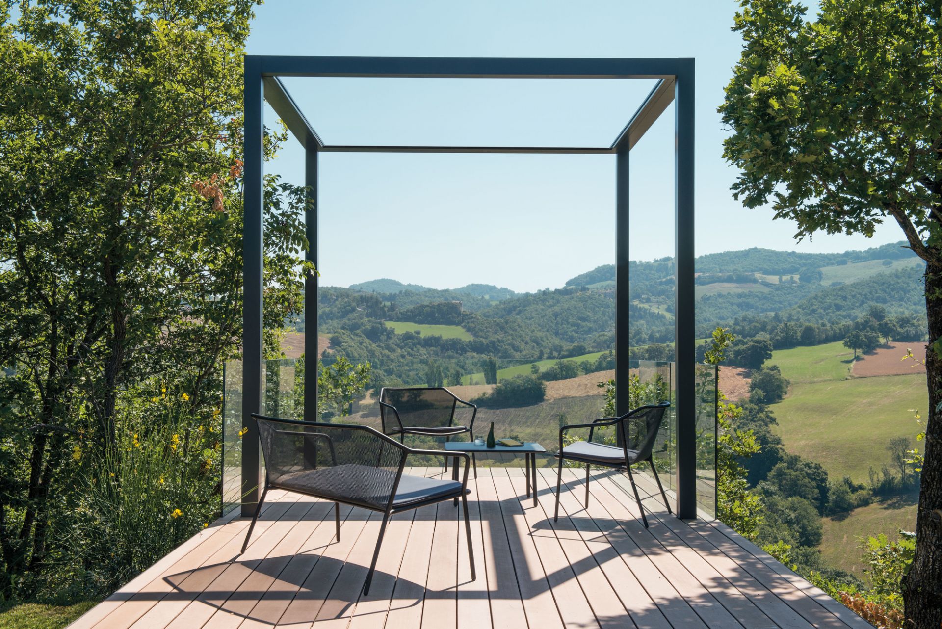 Emu Darwin Sofa Bank: Elegante 2-Sitzer Gartenbank aus Metall mit Blick auf die Landschaft.