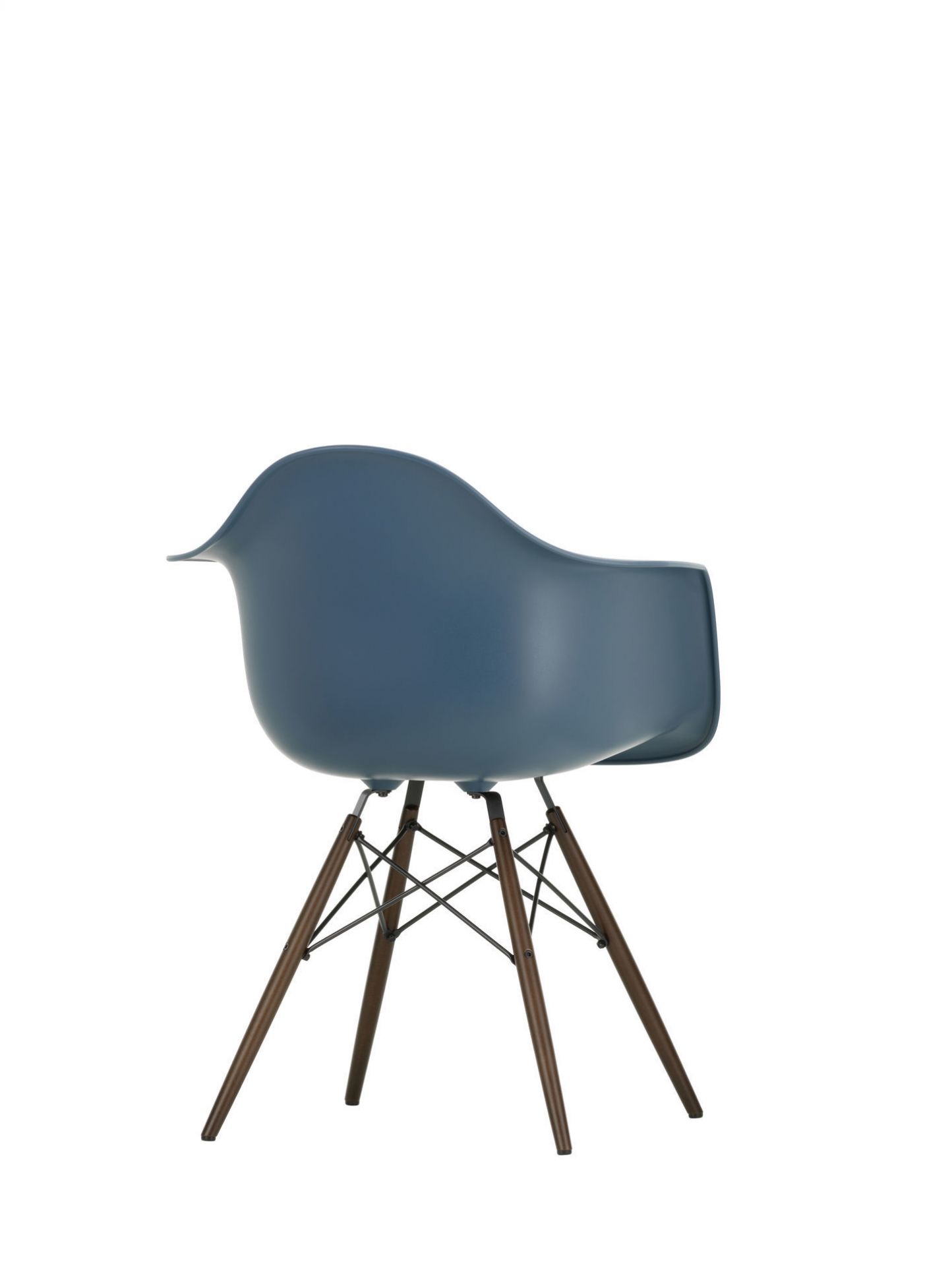 Eames Stuhl DAW mit Ahorn-Gestell und blauer Sitzschale von Vitra, seitliche Ansicht.