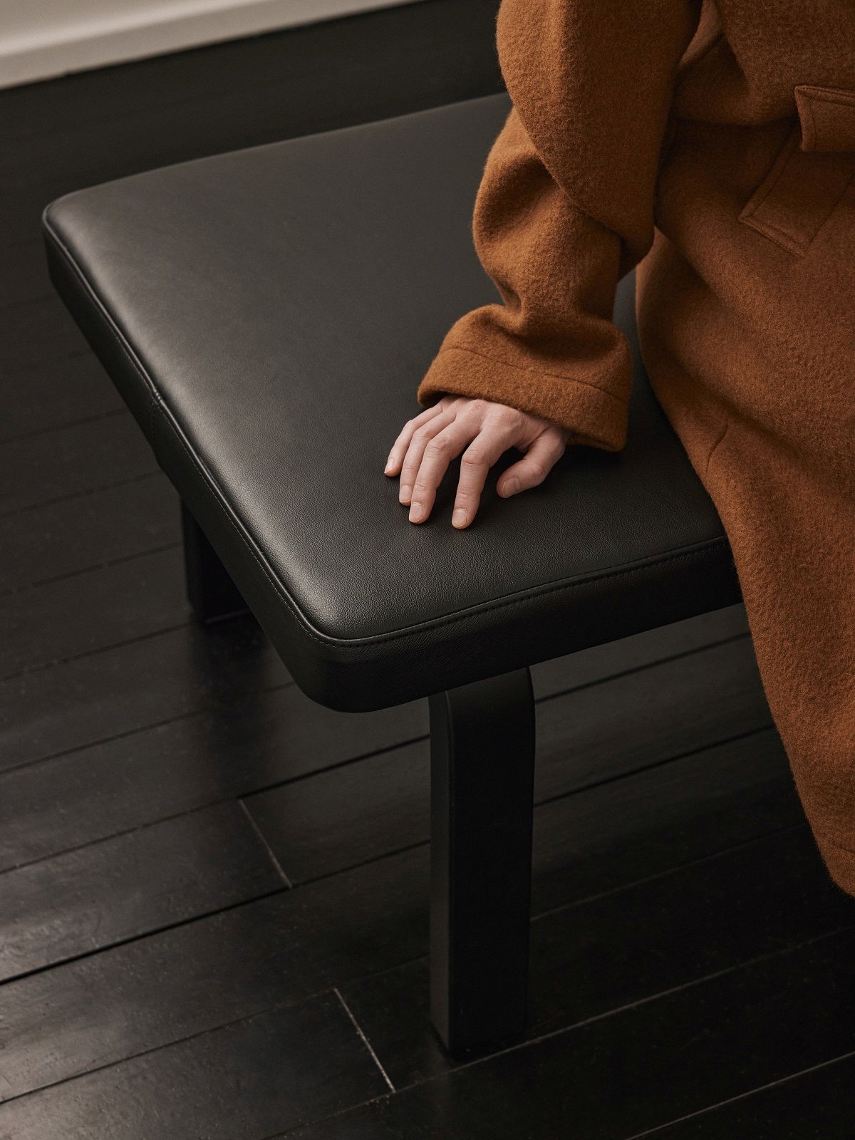 Artek Bench 167 Bank: Schwarze Lederbank mit minimalistischem Design, geeignet für moderne Wohnräume und Wartebereiche.
