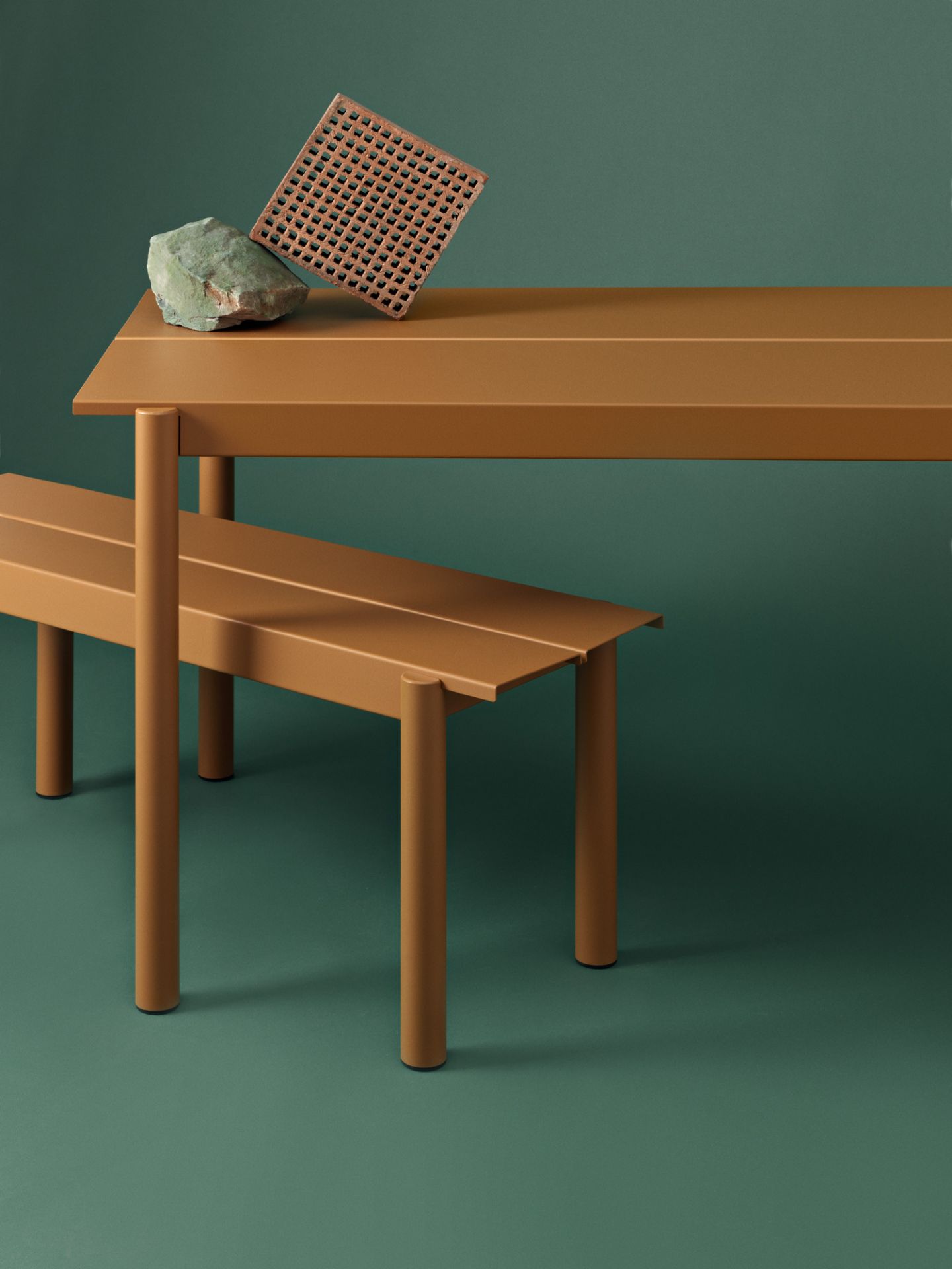 Muuto Linear Steel Outdoor Tisch 140x75 cm in Braun mit passender Bank. Moderner Gartentisch.