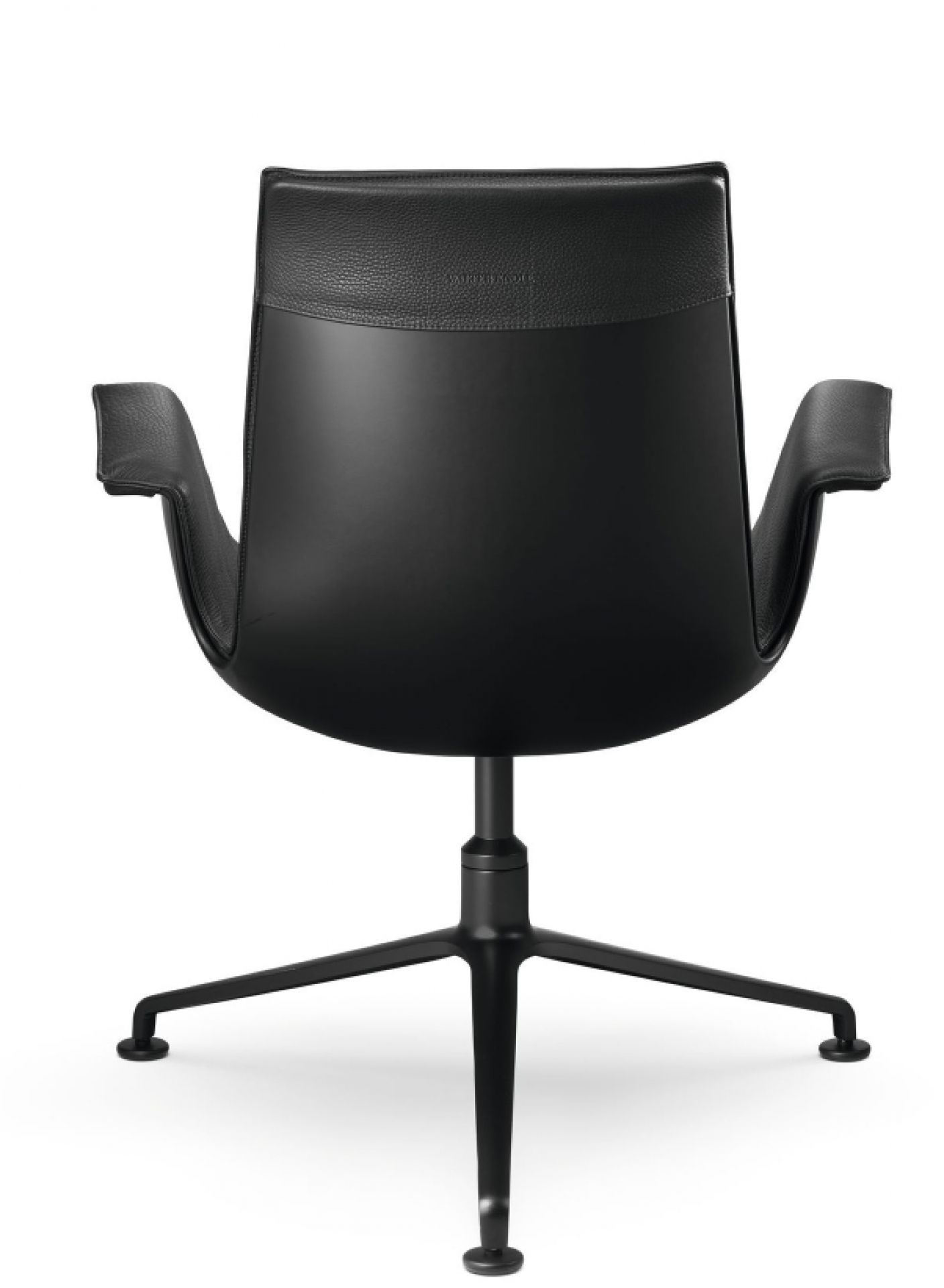 Rückansicht des schwarzen FK 6725-3G Sessels von Walter Knoll mit Lederbezug und Drehfuß.