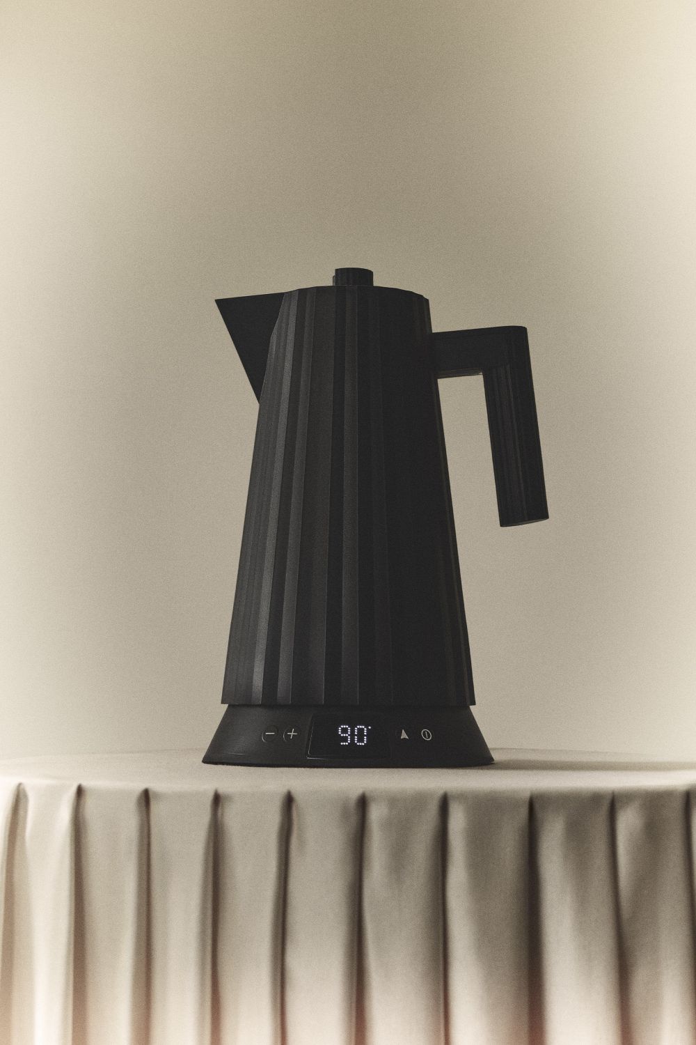 Schwarzer Alessi Plissé Wasserkocher mit Temperaturanzeige auf einem Tisch. Design Wasserkocher.