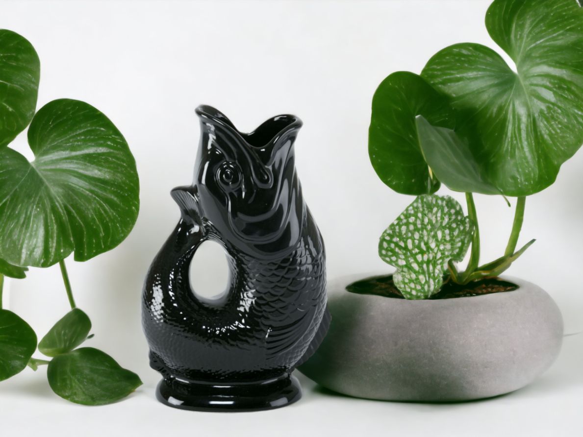 Schwarze Gluckigluck Fischkaraffe XL als Vase oder Wasserkaraffe, dekorativ mit Pflanzen.