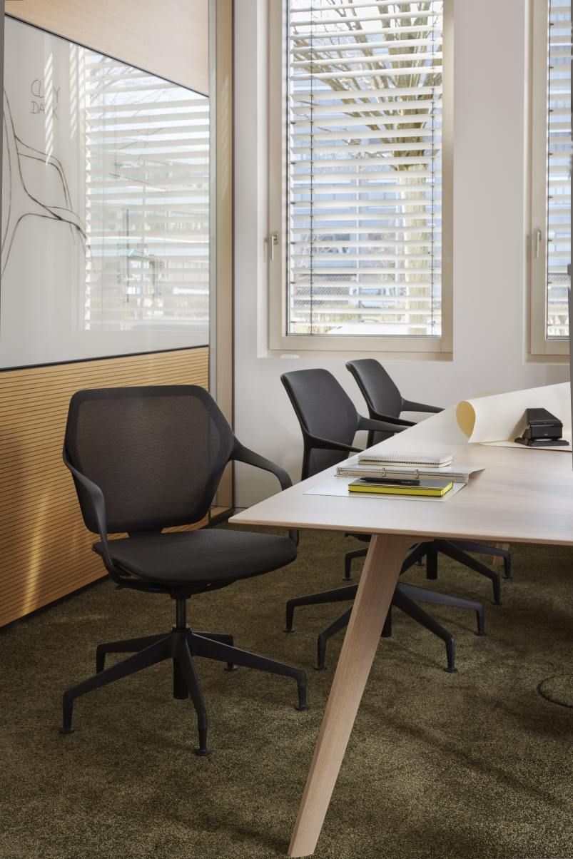Schwarzer Ray Work Bürodrehstuhl von Brunner am Konferenztisch, ergonomisch und modern für das Büro.