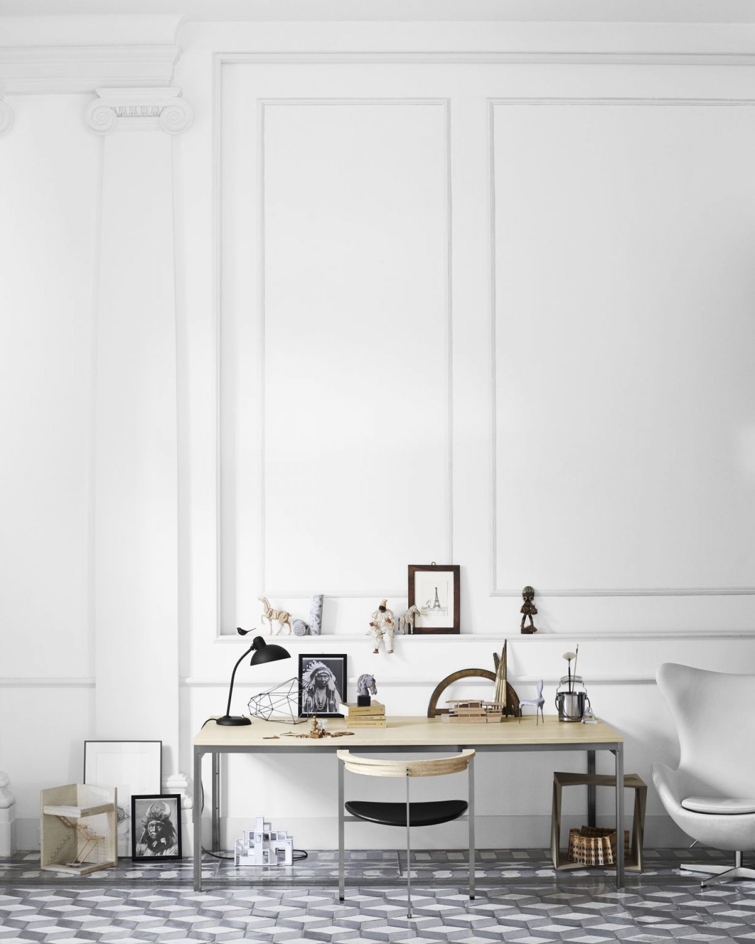 PK55 Esstisch von Fritz Hansen in einem minimalistischen, weißen Raum mit Stuhl und Dekoration.