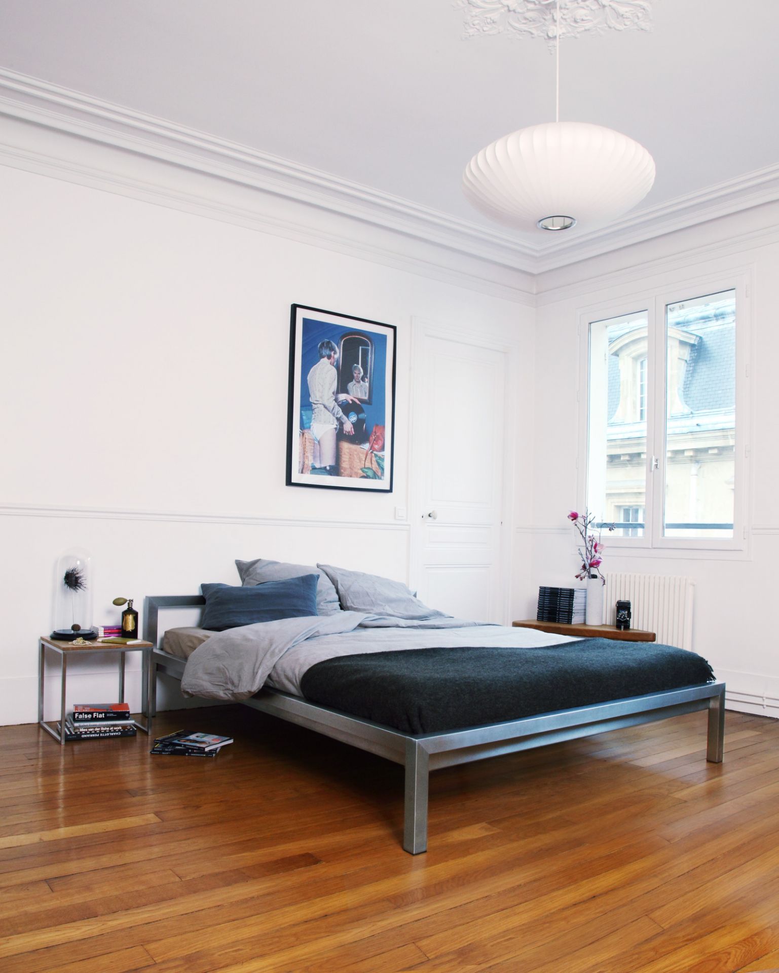 Modernes Pure Bett von Hans Hansen, Edelstahlrahmen, 140x200 cm, im hellen Schlafzimmer.