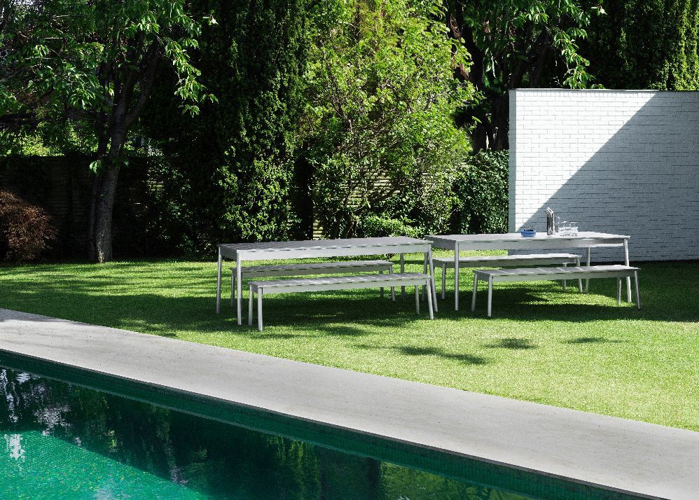 Normann Copenhagen Ex Bank Outdoor Möbelgruppe im Garten mit Tisch und Bänken aus Aluminium.