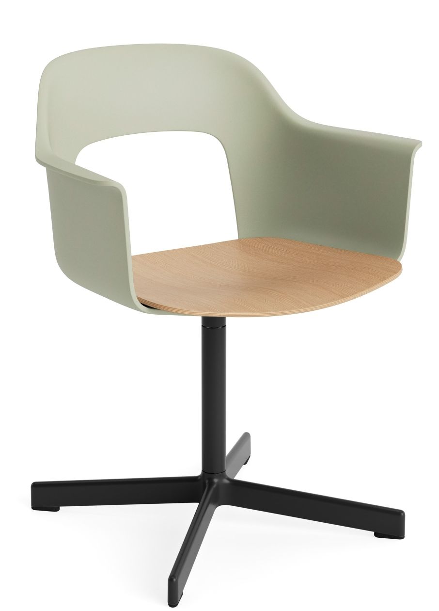 Layout Armchair von Hay, Bürostuhl mit Armlehnen, Sitzfläche aus Holz, Gestell schwarz.