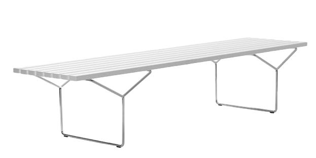 Weiße Bertoia Bank von Knoll International für den Innen- und Außenbereich mit verchromtem Gestell.