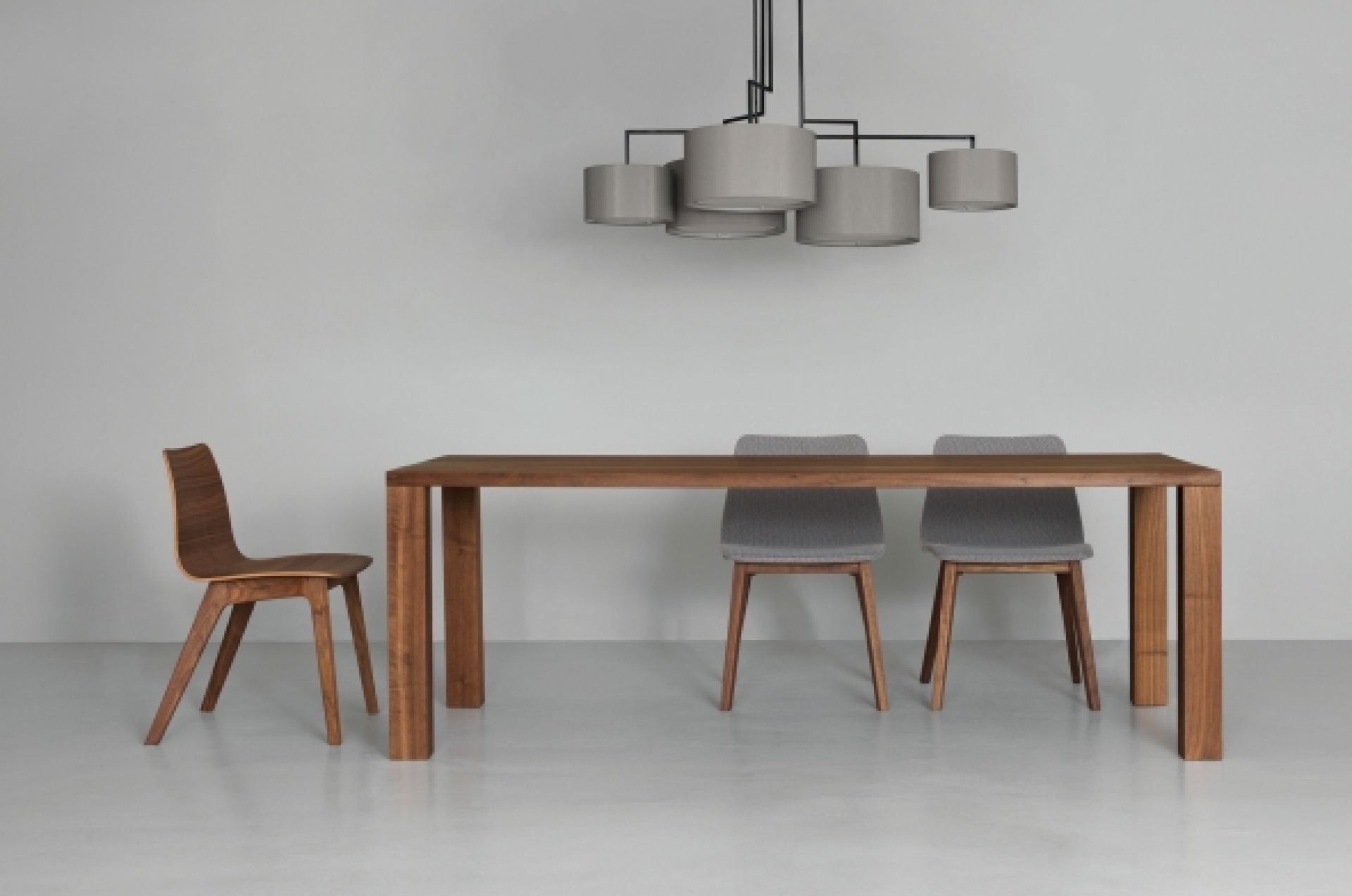 Pjur Esstisch aus Holz mit Stühlen und grauer Lampe für Esszimmer und Küche.