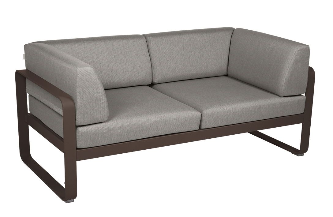Graues Bellevie Outdoor Sofa von Fermob mit braunem Gestell für Garten und Terrasse.