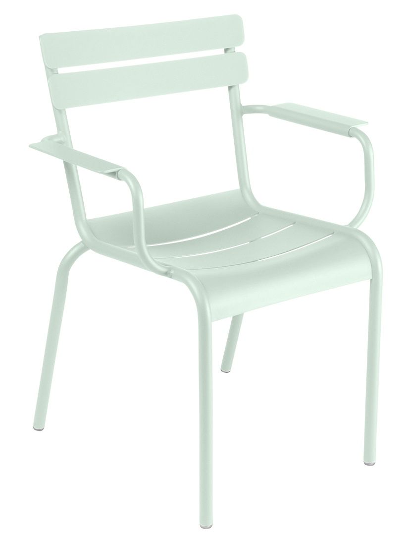 Heller, mintgrüner Luxembourg Stuhl von Fermob aus Stahl, ideal für den Garten oder die Terrasse.