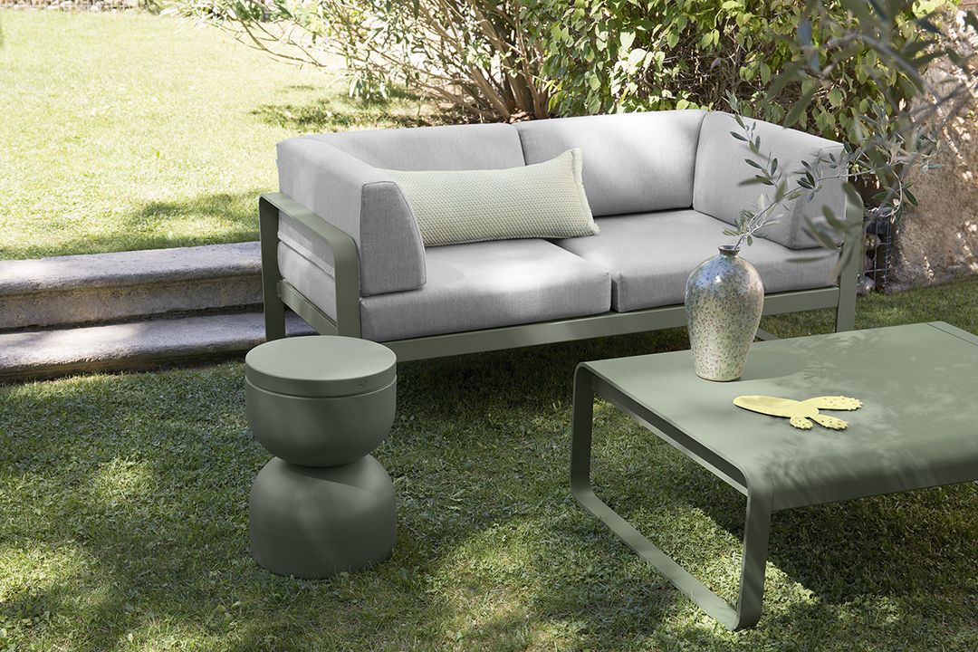 Bellevie Outdoor Sofa von Fermob: Graues 2-Sitzer/3-Sitzer Club Sofa mit passendem Beistelltisch und Couchtisch im Garten.