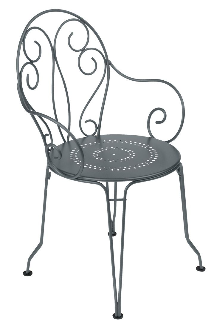 Montmartre Stuhl von Fermob, grauer Metall-Gartenstuhl mit filigranem Design und runder Sitzfläche mit Lochmuster.