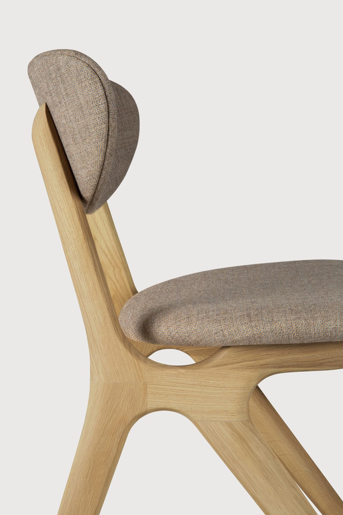 Detailaufnahme: Ethnicraft Eye Stuhl aus Eiche mit warmgrauem Stoffbezug. Designstuhl für Esszimmer.