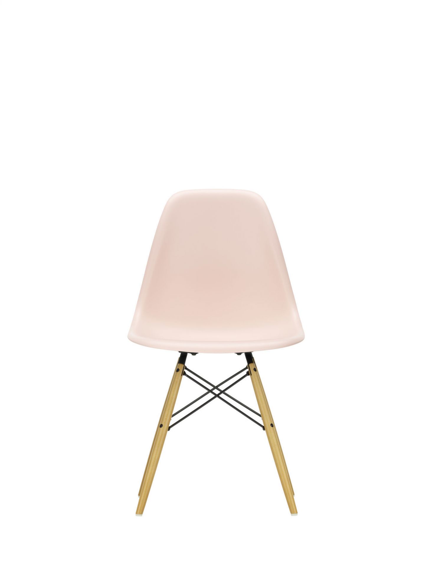 Eames Plastic Side Chair DSW in Rosa mit Ahorn-Holzbeinen und schwarzem Metallgestell.